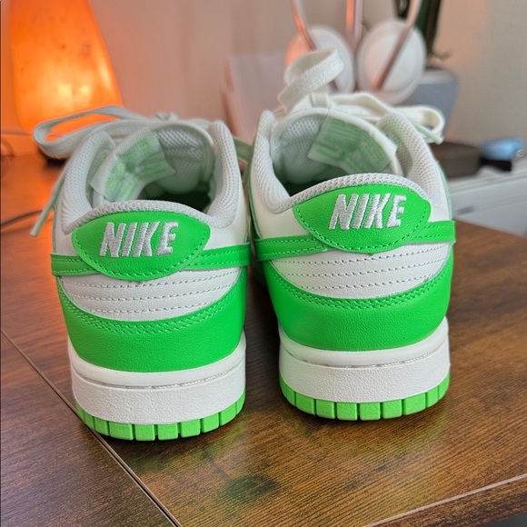 LIKE NEW Nike Dunk Low Womens Green Strike Sz 7.5 - Picture 2 of 7
